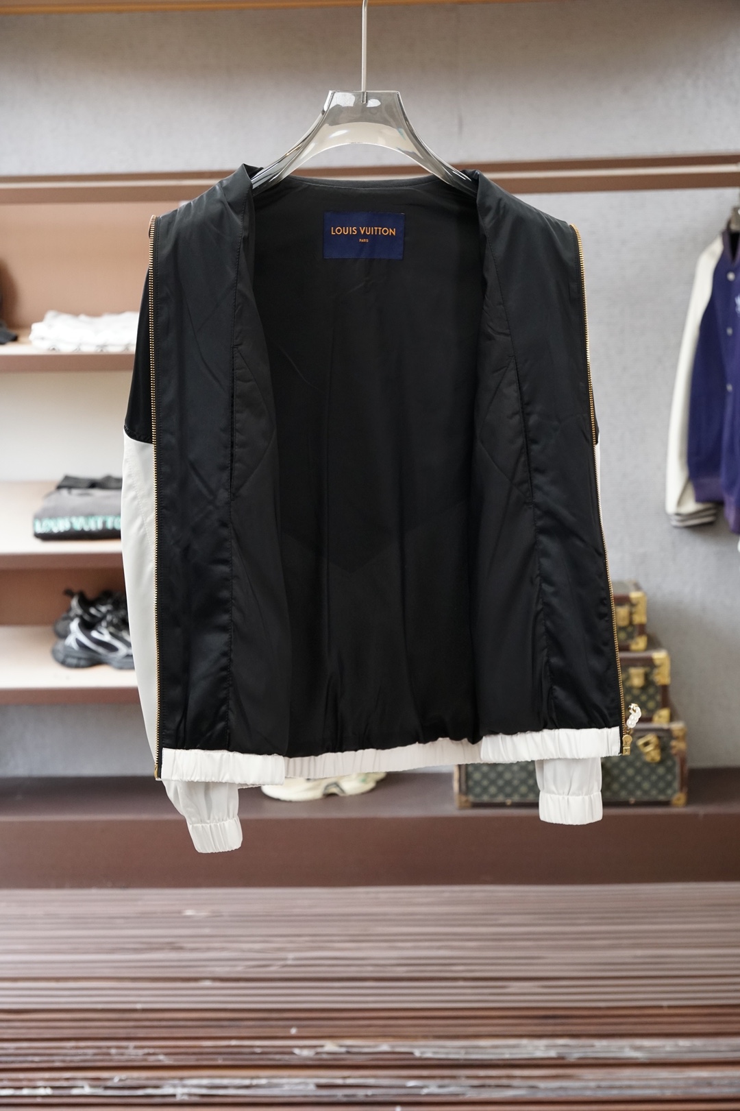 LV经典绿白拼色立领外套，复古运动风与轻奢质感完美融合。利落V型撞色剪裁，上身挺括不挑人，标志性LV刺绣