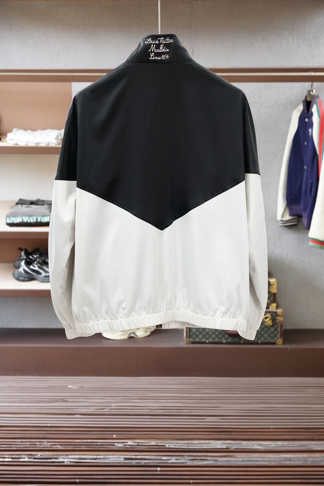 LV经典绿白拼色立领外套，复古运动风与轻奢质感完美融合。利落V型撞色剪裁，上身挺括不挑人，标志性LV刺绣