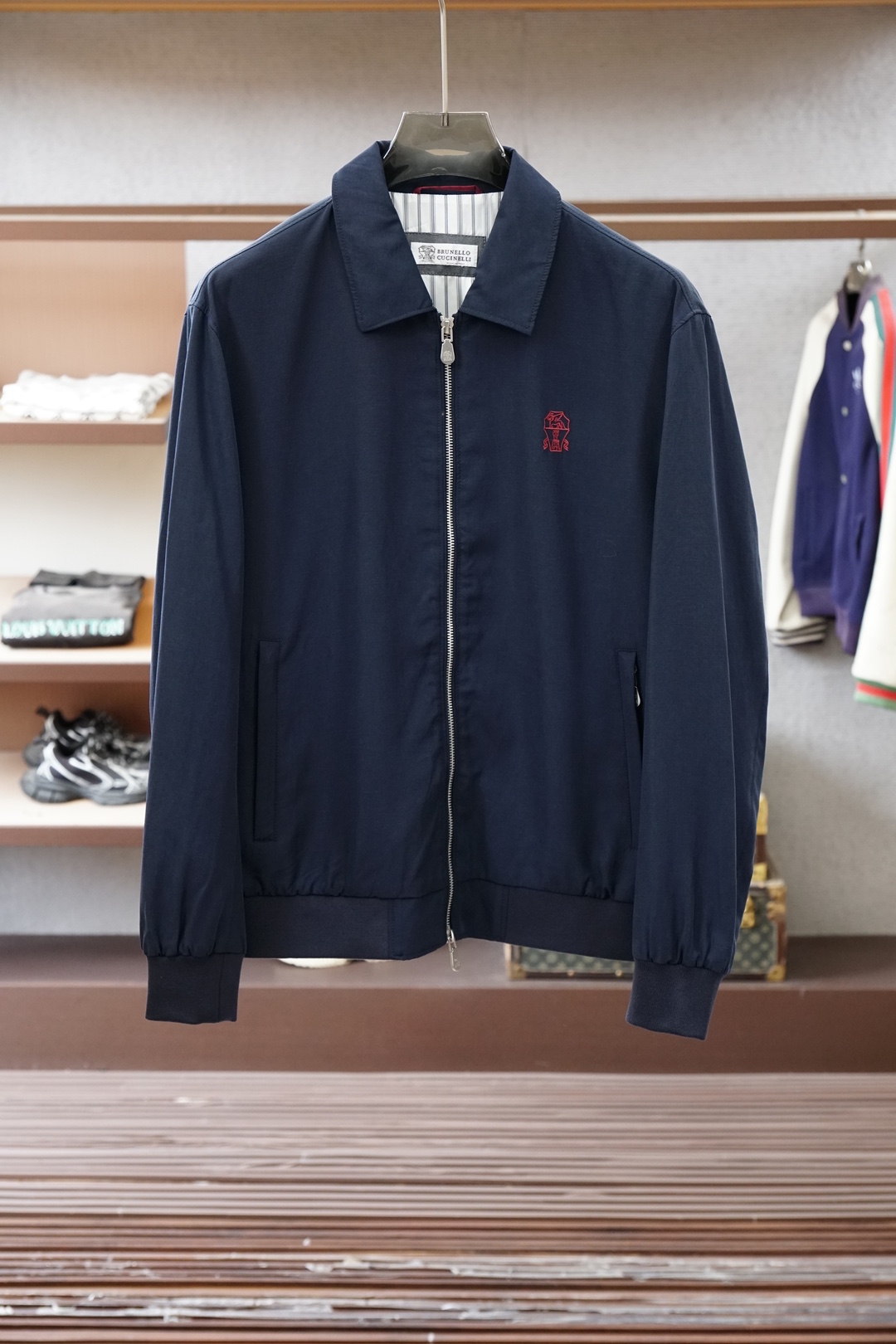 经典卡其色翻领夹克，简约大气，质感细腻。利落的拉链门襟搭配小标刺绣，低调不张扬，版型挺括显瘦。日常通勤、