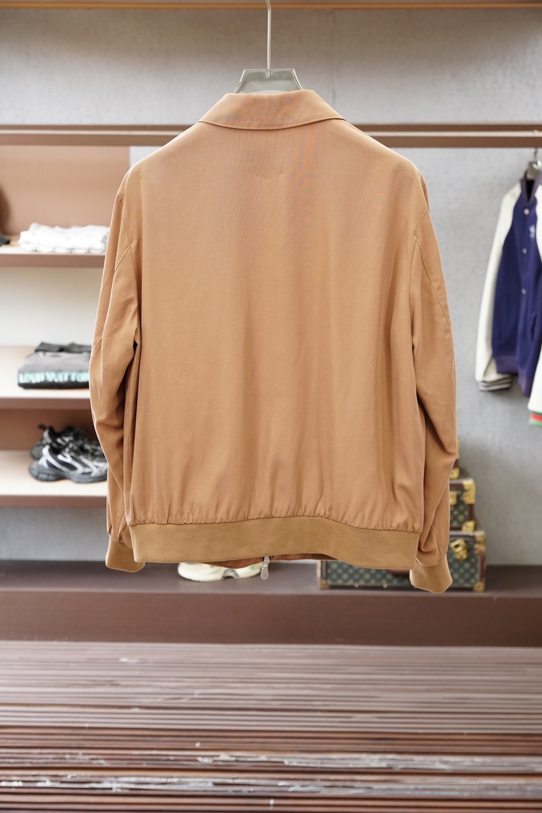 经典卡其色翻领夹克，简约大气，质感细腻。利落的拉链门襟搭配小标刺绣，低调不张扬，版型挺括显瘦。日常通勤、