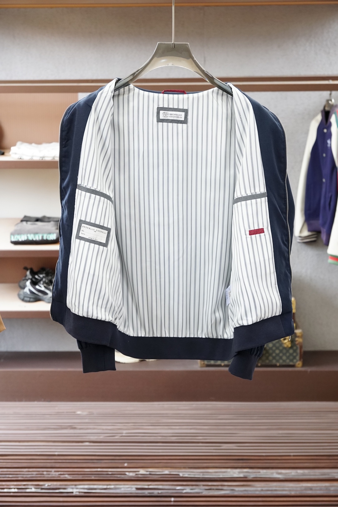 经典卡其色翻领夹克，简约大气，质感细腻。利落的拉链门襟搭配小标刺绣，低调不张扬，版型挺括显瘦。日常通勤、