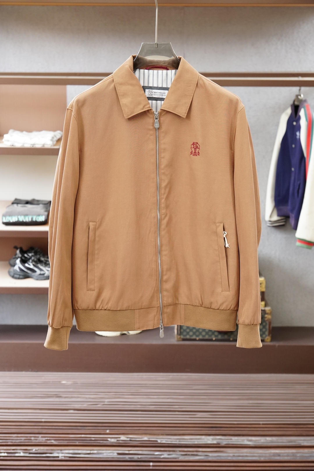 经典卡其色翻领夹克，简约大气，质感细腻。利落的拉链门襟搭配小标刺绣，低调不张扬，版型挺括显瘦。日常通勤、