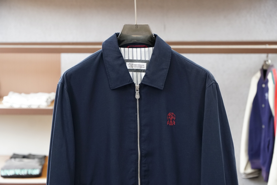 经典卡其色翻领夹克，简约大气，质感细腻。利落的拉链门襟搭配小标刺绣，低调不张扬，版型挺括显瘦。日常通勤、