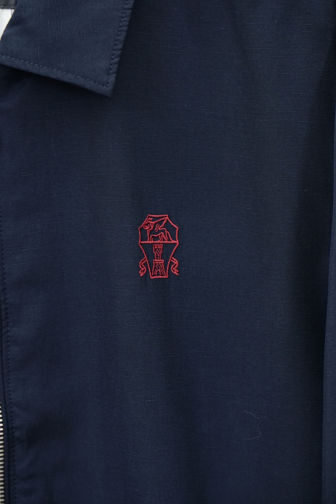 经典卡其色翻领夹克，简约大气，质感细腻。利落的拉链门襟搭配小标刺绣，低调不张扬，版型挺括显瘦。日常通勤、