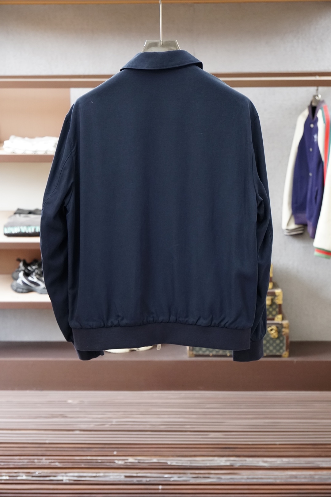 经典卡其色翻领夹克，简约大气，质感细腻。利落的拉链门襟搭配小标刺绣，低调不张扬，版型挺括显瘦。日常通勤、