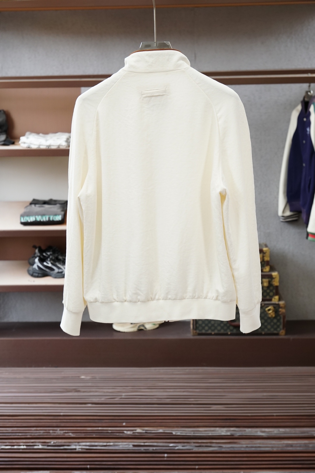 杰尼亚经典黑色立领外套，简约商务与休闲感兼具。整体黑色基底搭配棕色撞色包边，拉链、口袋线条精致高级，胸前