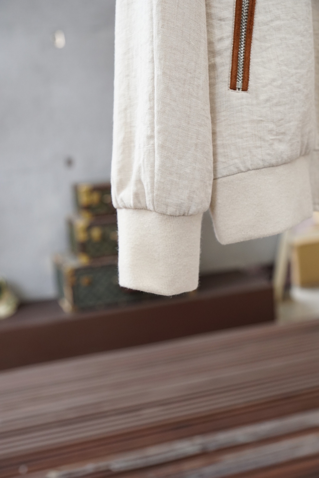 杰尼亚经典黑色立领外套，简约商务与休闲感兼具。整体黑色基底搭配棕色撞色包边，拉链、口袋线条精致高级，胸前