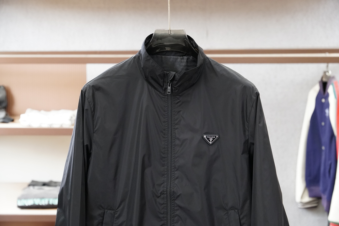 普拉达经典深灰立领轻薄外套，极简高级感拉满。哑光顺滑面料，轻便透气，日常防风又好穿。胸前标志性三角徽标，