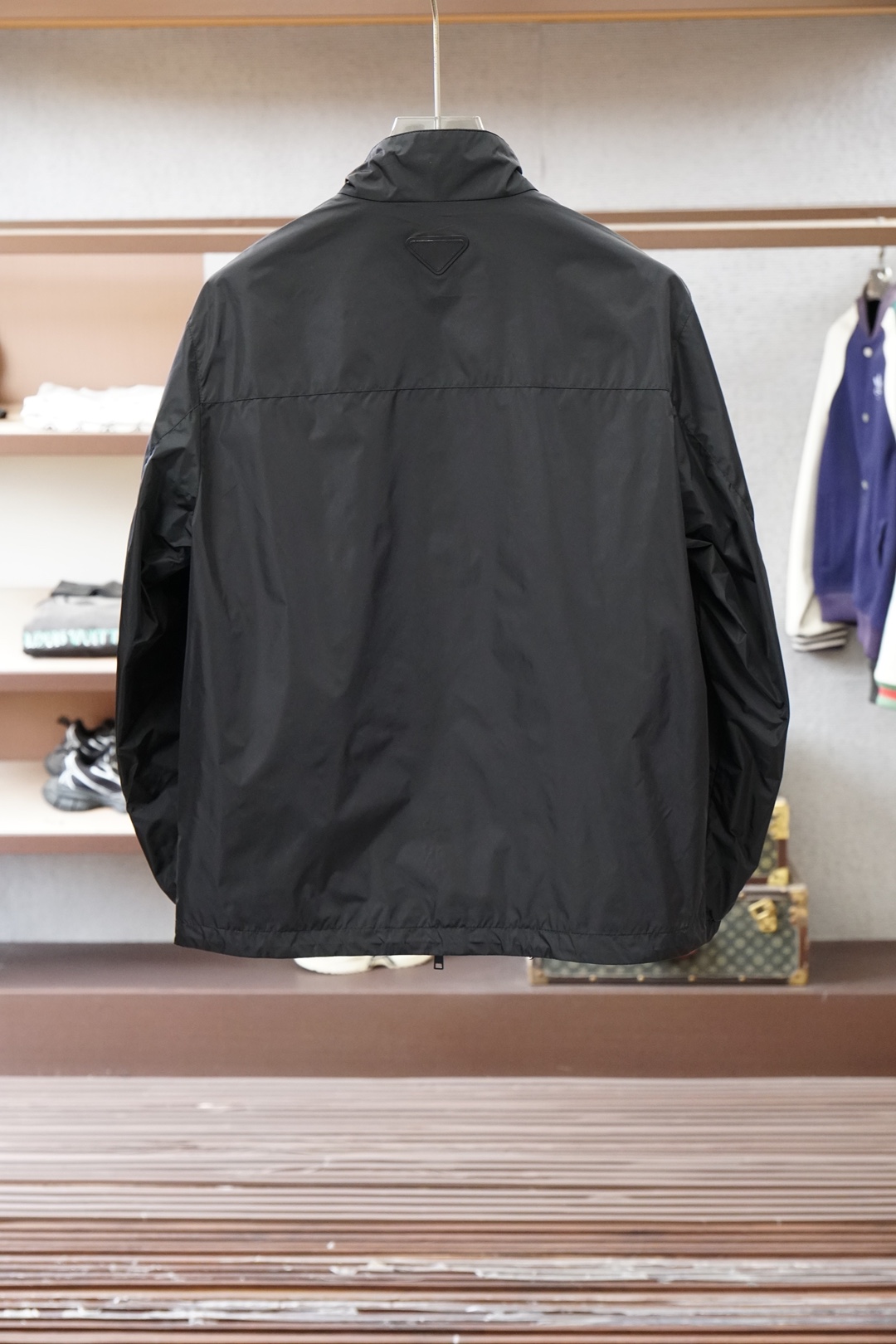 普拉达经典深灰立领轻薄外套，极简高级感拉满。哑光顺滑面料，轻便透气，日常防风又好穿。胸前标志性三角徽标，