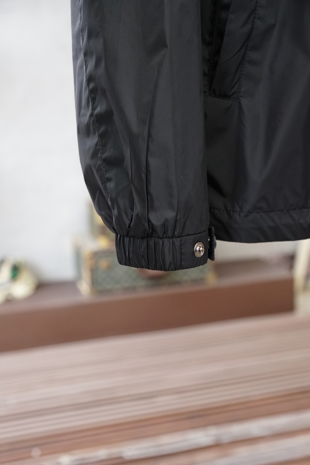 普拉达经典深灰立领轻薄外套，极简高级感拉满。哑光顺滑面料，轻便透气，日常防风又好穿。胸前标志性三角徽标，