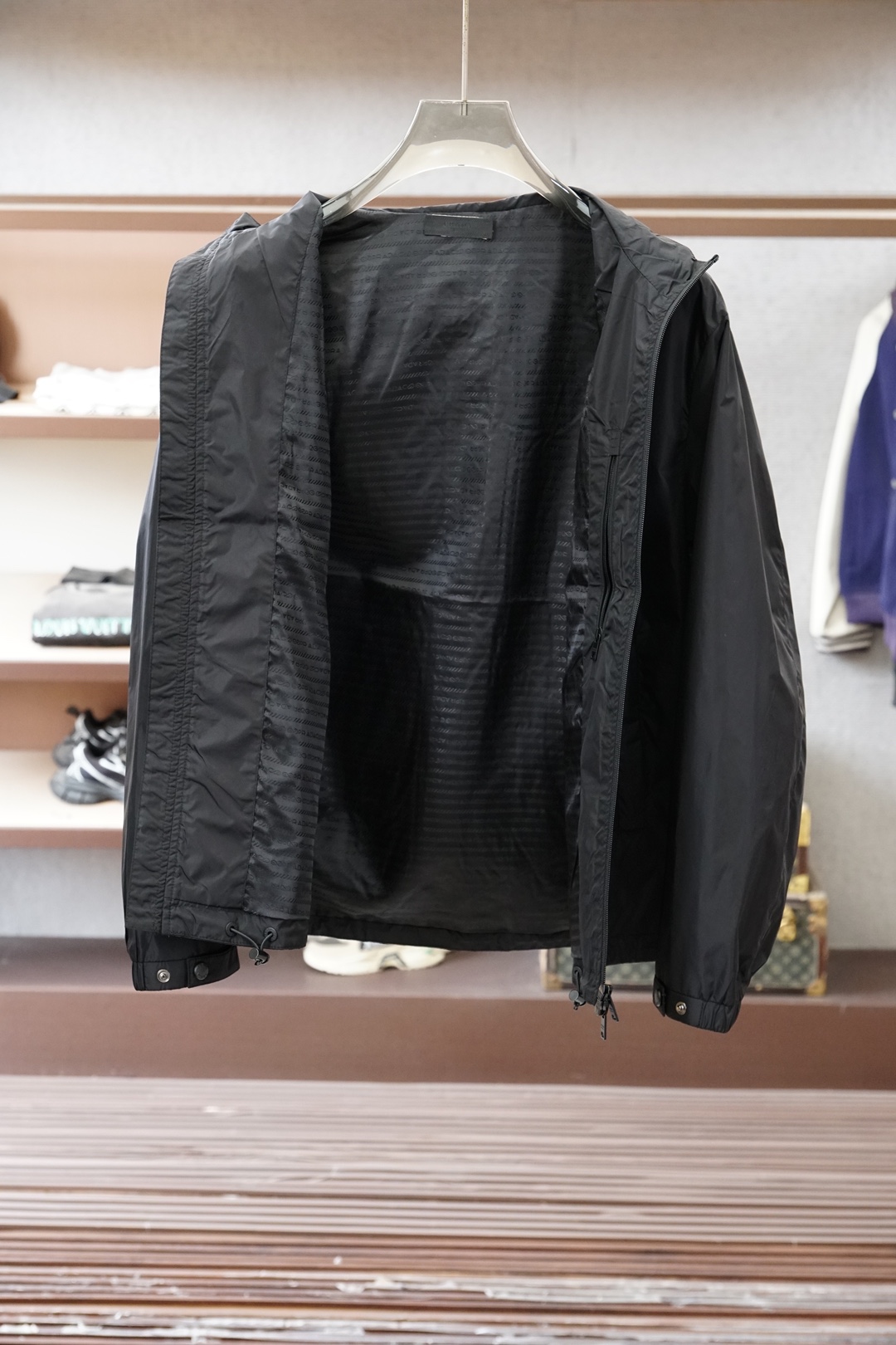 普拉达经典深灰立领轻薄外套，极简高级感拉满。哑光顺滑面料，轻便透气，日常防风又好穿。胸前标志性三角徽标，