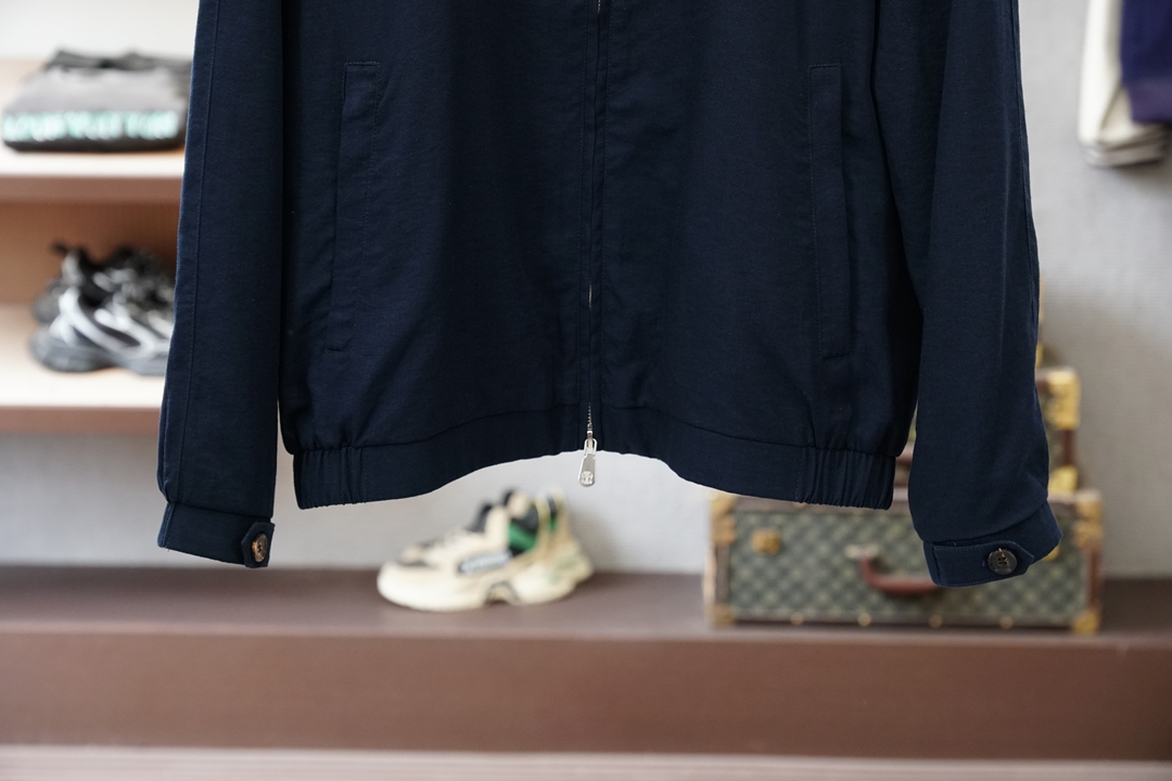 BC经典纯白立领外套，干净清爽，气质感十足。整体简约利落，面料柔软舒适，上身轻盈透气。胸前小巧红色刺绣点