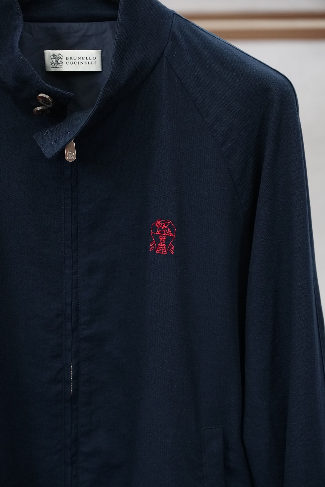 BC经典纯白立领外套，干净清爽，气质感十足。整体简约利落，面料柔软舒适，上身轻盈透气。胸前小巧红色刺绣点