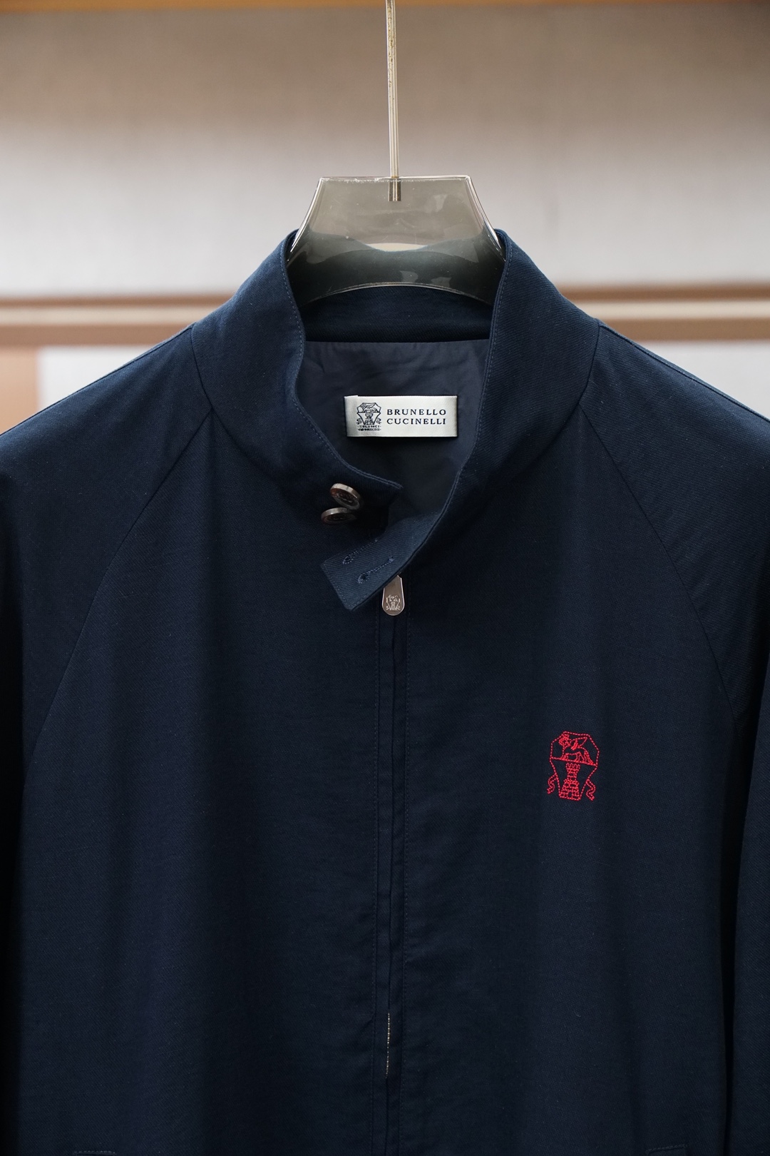 BC经典纯白立领外套，干净清爽，气质感十足。整体简约利落，面料柔软舒适，上身轻盈透气。胸前小巧红色刺绣点