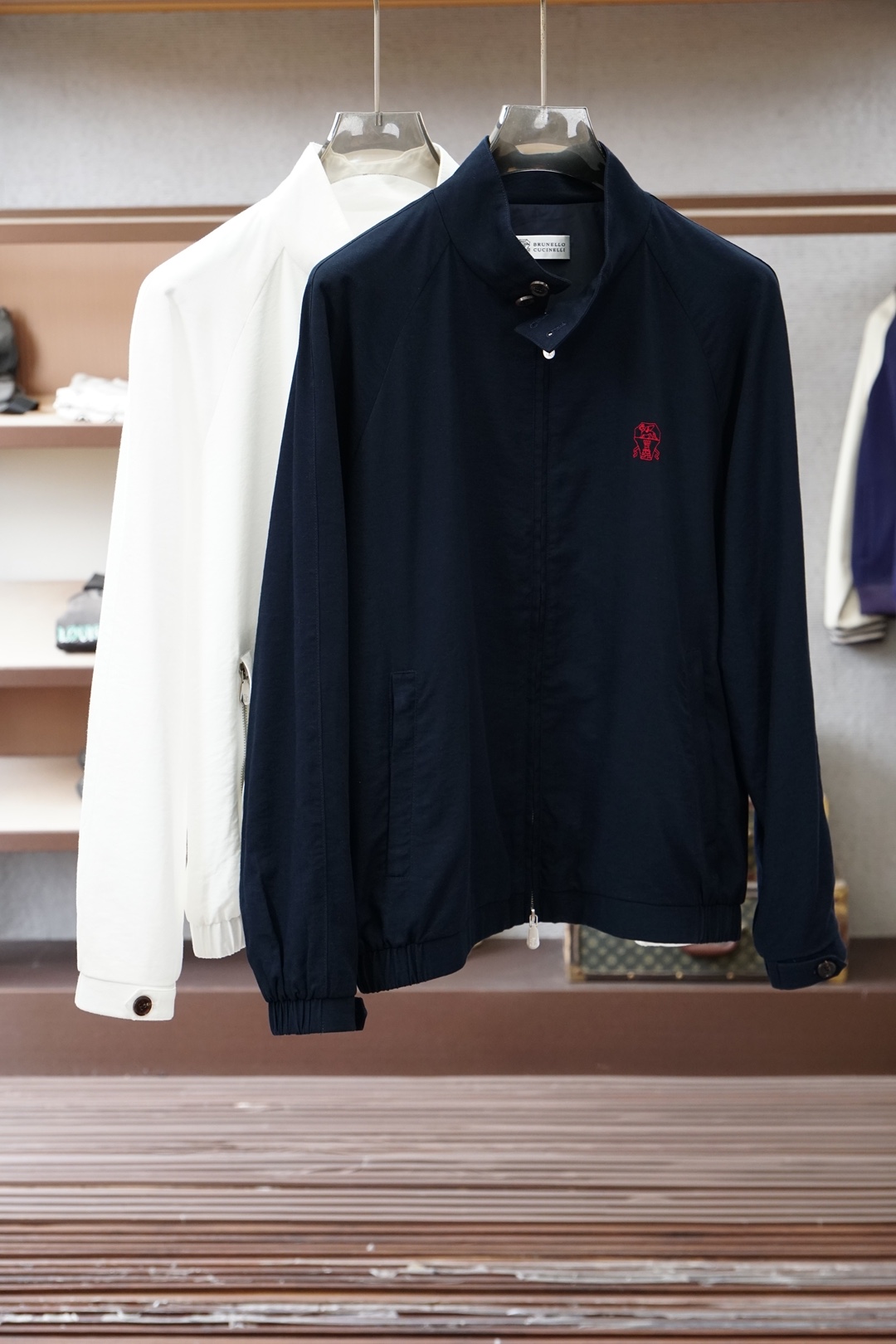 BC经典纯白立领外套，干净清爽，气质感十足。整体简约利落，面料柔软舒适，上身轻盈透气。胸前小巧红色刺绣点