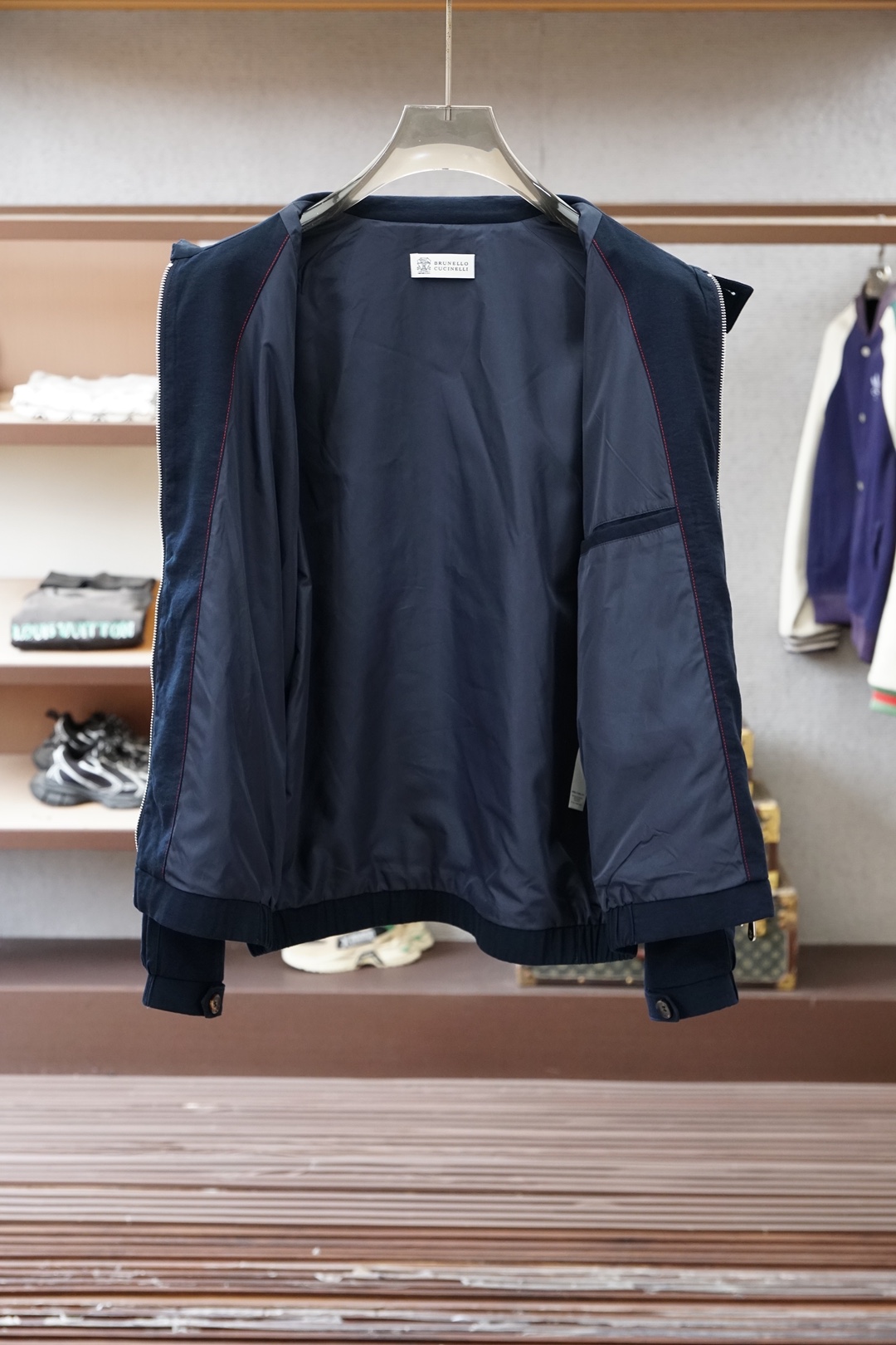 BC经典纯白立领外套，干净清爽，气质感十足。整体简约利落，面料柔软舒适，上身轻盈透气。胸前小巧红色刺绣点