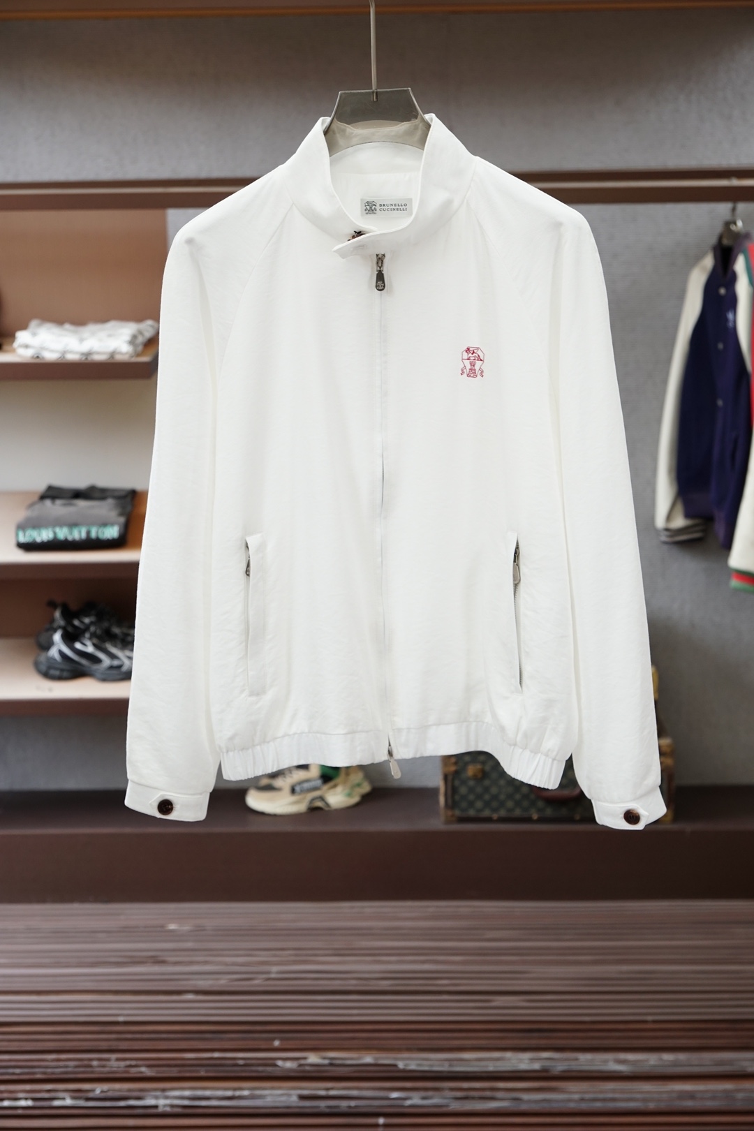 BC经典纯白立领外套，干净清爽，气质感十足。整体简约利落，面料柔软舒适，上身轻盈透气。胸前小巧红色刺绣点