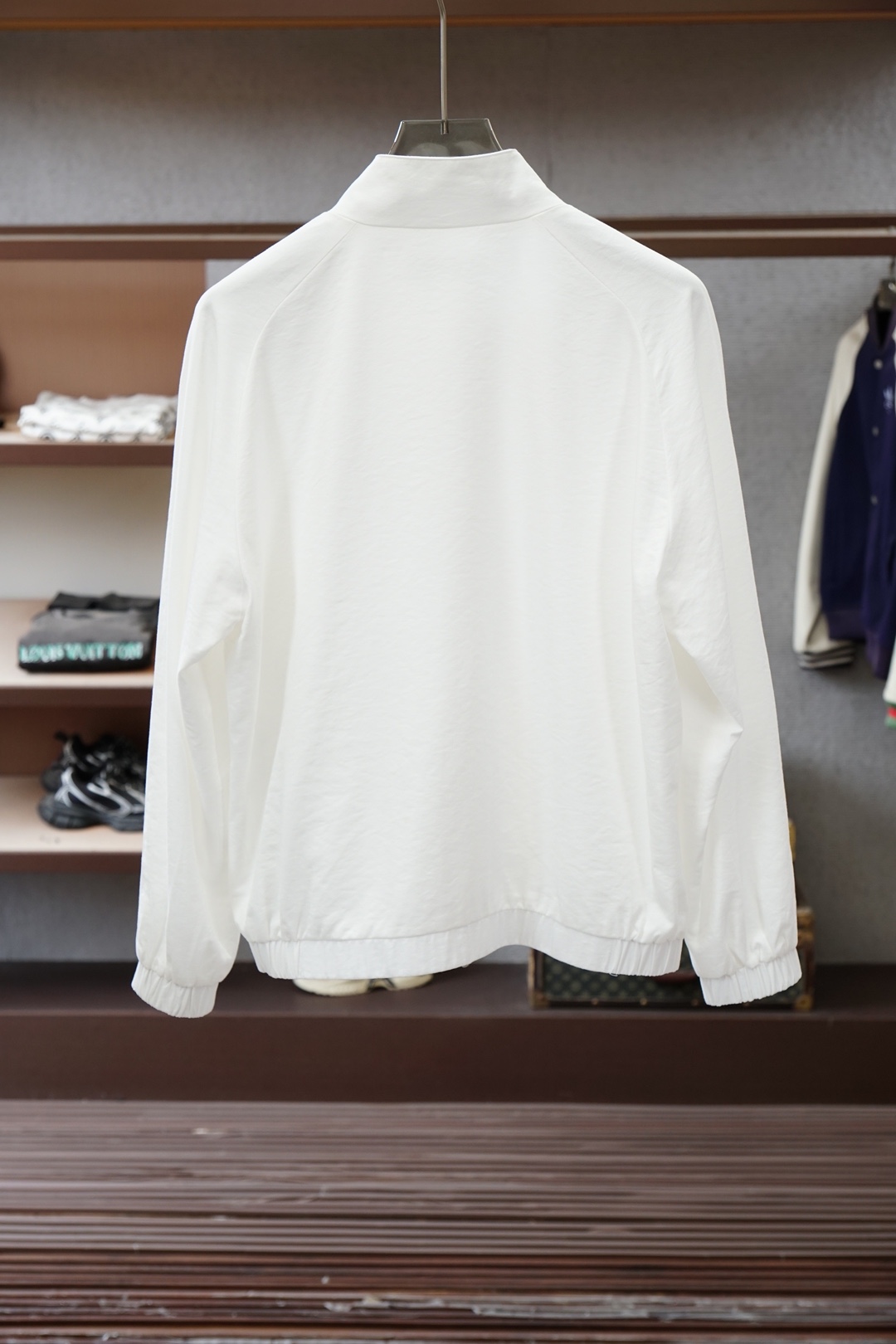 BC经典纯白立领外套，干净清爽，气质感十足。整体简约利落，面料柔软舒适，上身轻盈透气。胸前小巧红色刺绣点