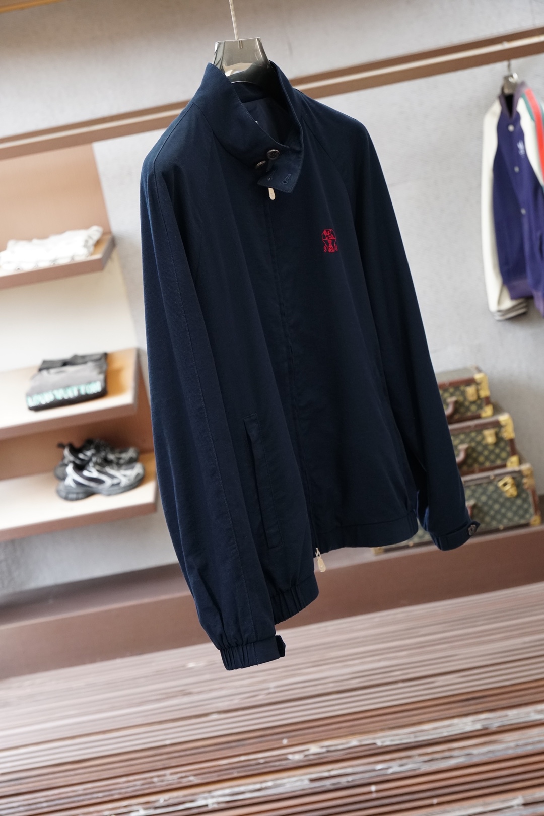 BC经典纯白立领外套，干净清爽，气质感十足。整体简约利落，面料柔软舒适，上身轻盈透气。胸前小巧红色刺绣点