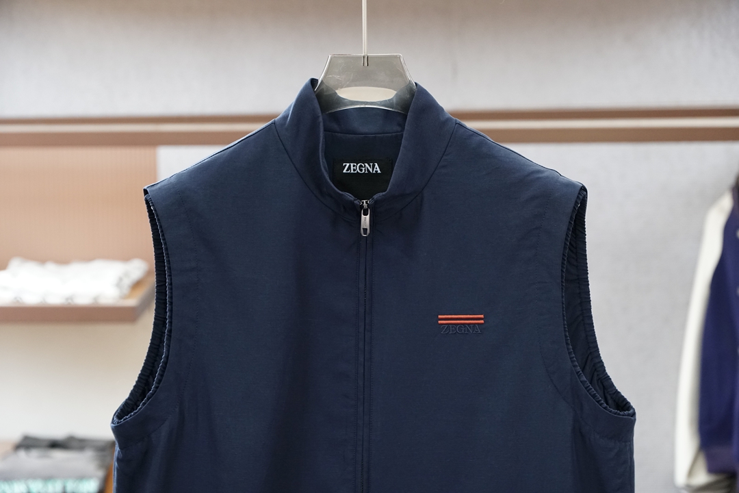 杰尼亚米白色立领马甲，简约大气，质感细腻。拉链开合设计，搭配小标刺绣，低调精致。版型宽松挺括，内搭外穿都