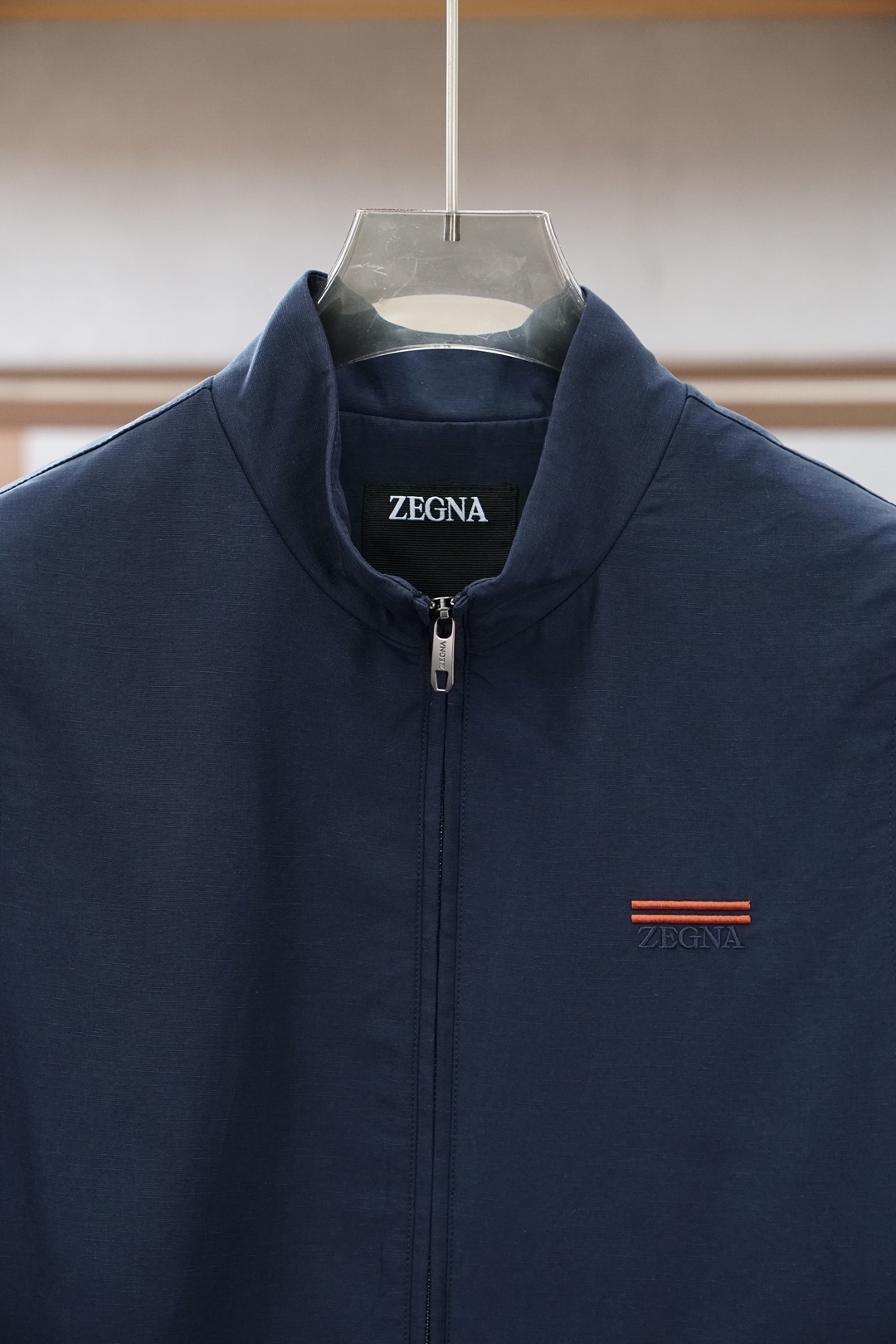 杰尼亚米白色立领马甲，简约大气，质感细腻。拉链开合设计，搭配小标刺绣，低调精致。版型宽松挺括，内搭外穿都