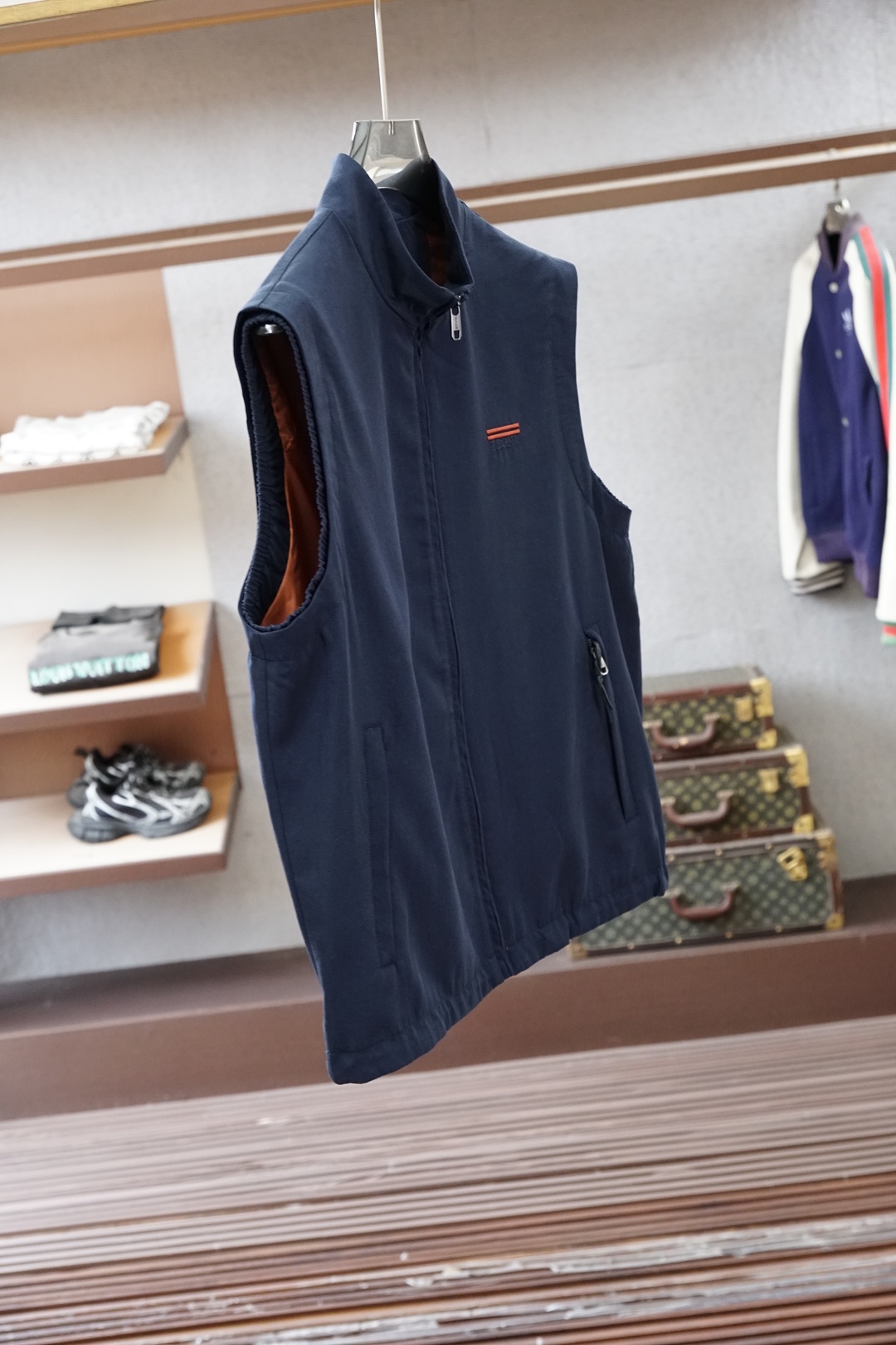 杰尼亚米白色立领马甲，简约大气，质感细腻。拉链开合设计，搭配小标刺绣，低调精致。版型宽松挺括，内搭外穿都