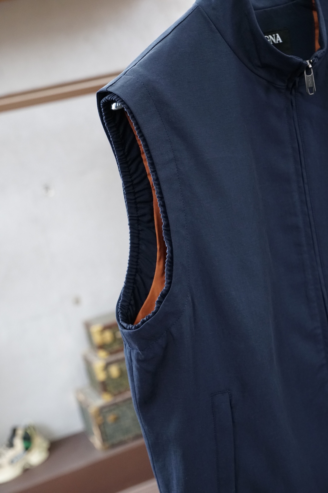 杰尼亚米白色立领马甲，简约大气，质感细腻。拉链开合设计，搭配小标刺绣，低调精致。版型宽松挺括，内搭外穿都