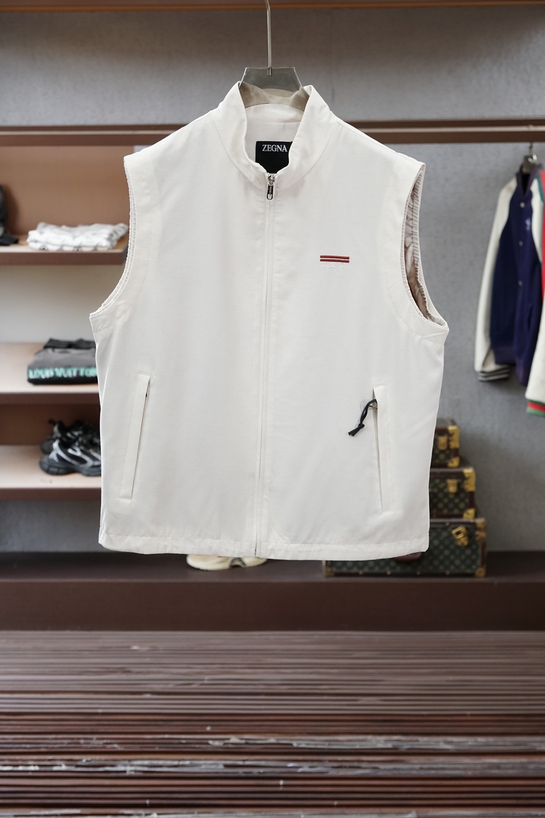 杰尼亚米白色立领马甲，简约大气，质感细腻。拉链开合设计，搭配小标刺绣，低调精致。版型宽松挺括，内搭外穿都