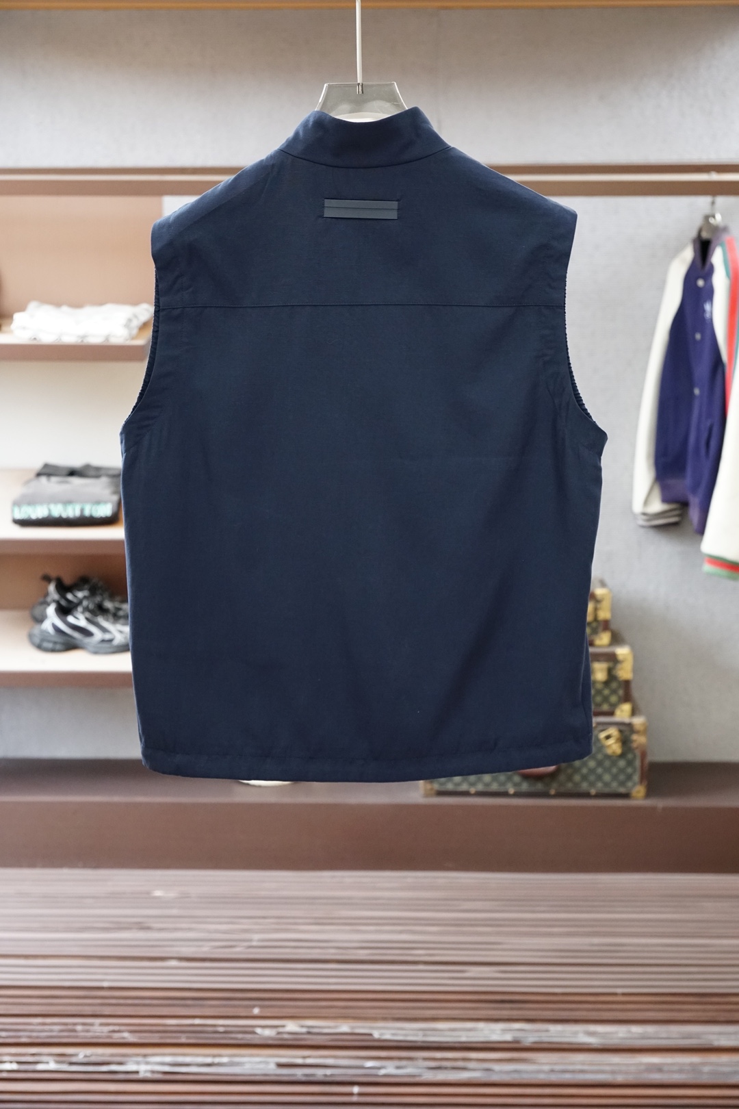 杰尼亚米白色立领马甲，简约大气，质感细腻。拉链开合设计，搭配小标刺绣，低调精致。版型宽松挺括，内搭外穿都