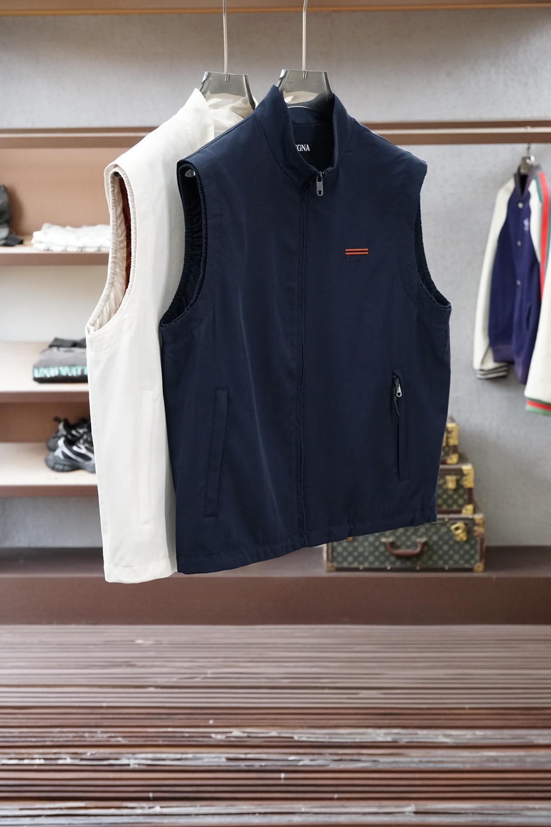 杰尼亚米白色立领马甲，简约大气，质感细腻。拉链开合设计，搭配小标刺绣，低调精致。版型宽松挺括，内搭外穿都