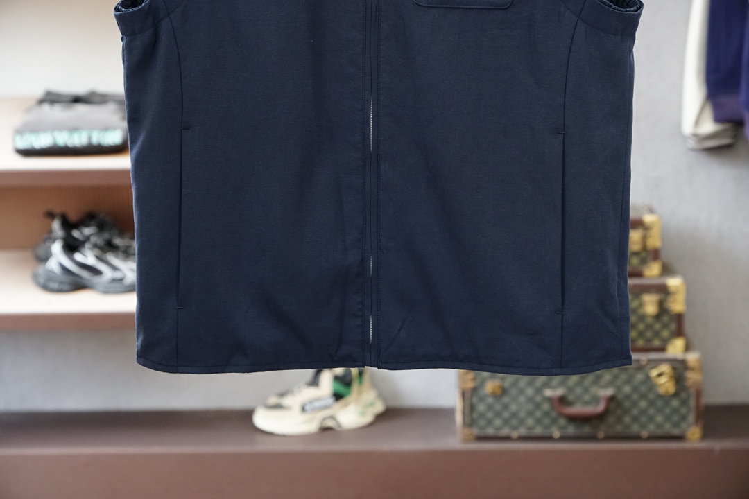 Loro Piana米白色立领马甲，简约大气，质感细腻。拉链开合设计，搭配小标刺绣，低调精致。版型宽松挺