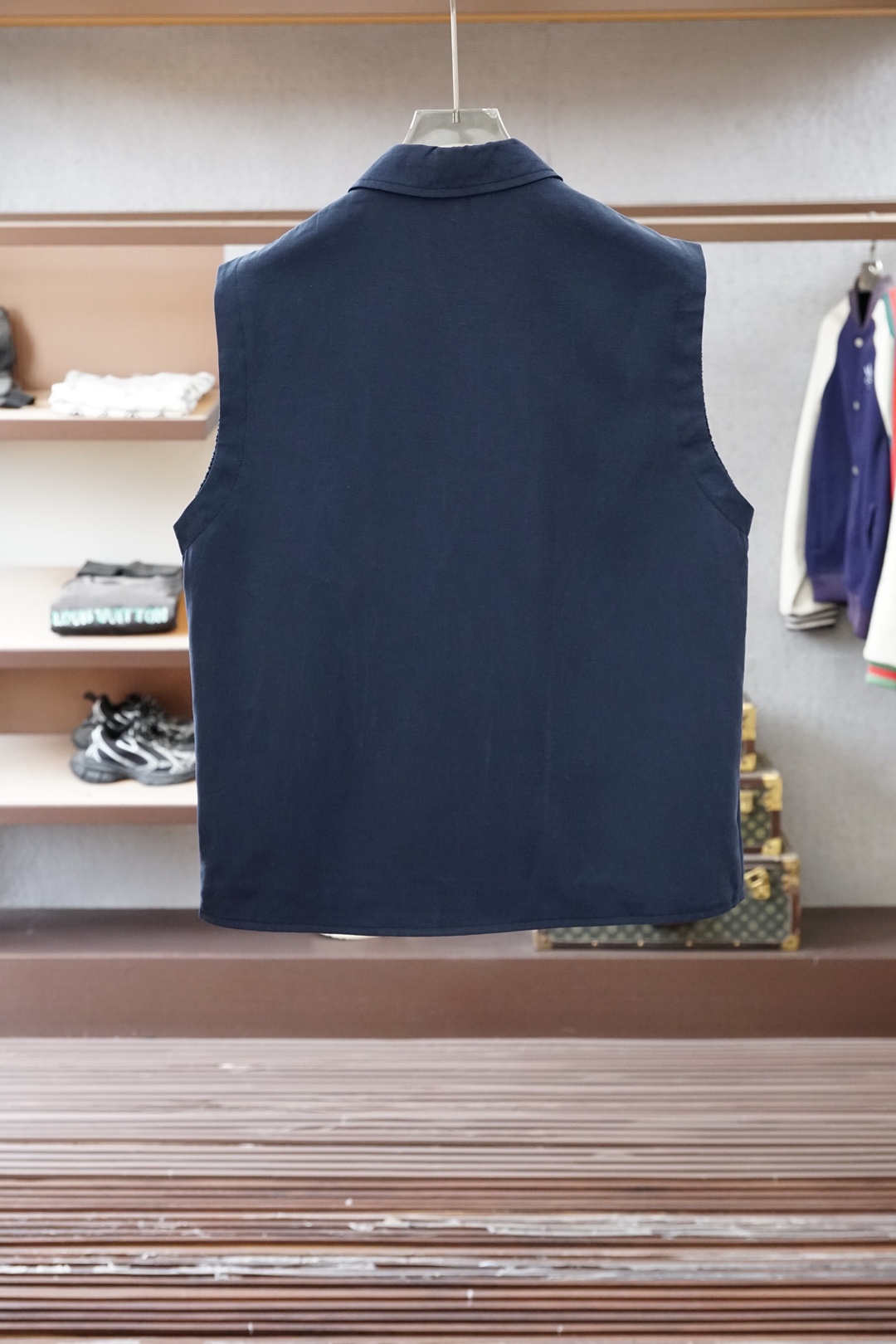 Loro Piana米白色立领马甲，简约大气，质感细腻。拉链开合设计，搭配小标刺绣，低调精致。版型宽松挺