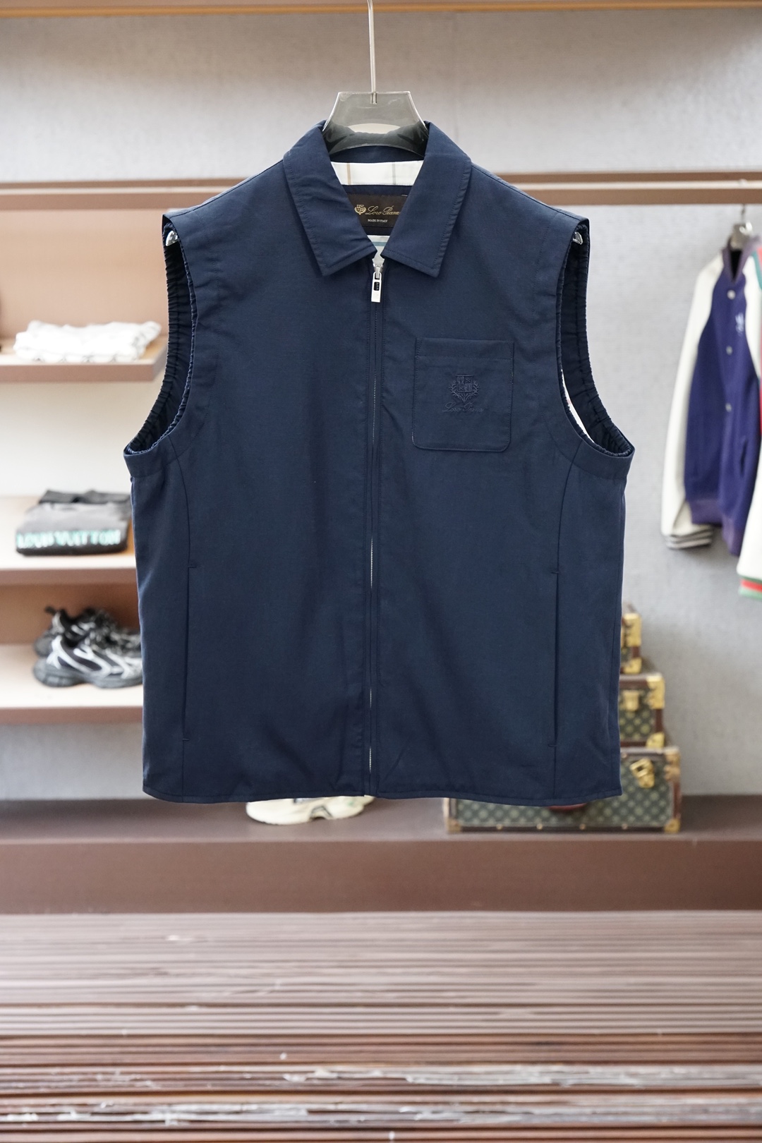 Loro Piana米白色立领马甲，简约大气，质感细腻。拉链开合设计，搭配小标刺绣，低调精致。版型宽松挺