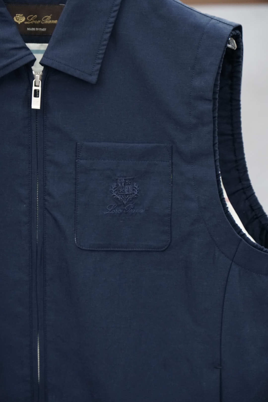 Loro Piana米白色立领马甲，简约大气，质感细腻。拉链开合设计，搭配小标刺绣，低调精致。版型宽松挺