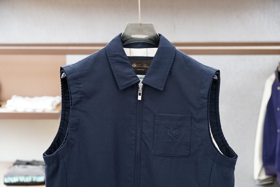 Loro Piana米白色立领马甲，简约大气，质感细腻。拉链开合设计，搭配小标刺绣，低调精致。版型宽松挺