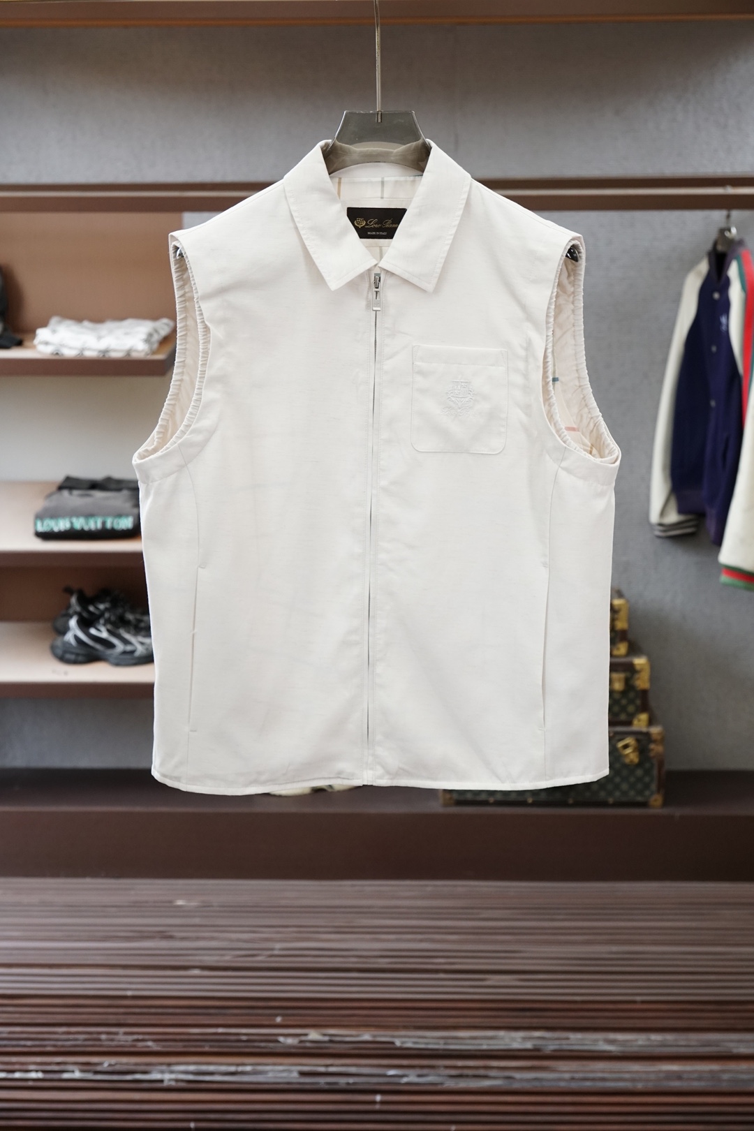 Loro Piana米白色立领马甲，简约大气，质感细腻。拉链开合设计，搭配小标刺绣，低调精致。版型宽松挺