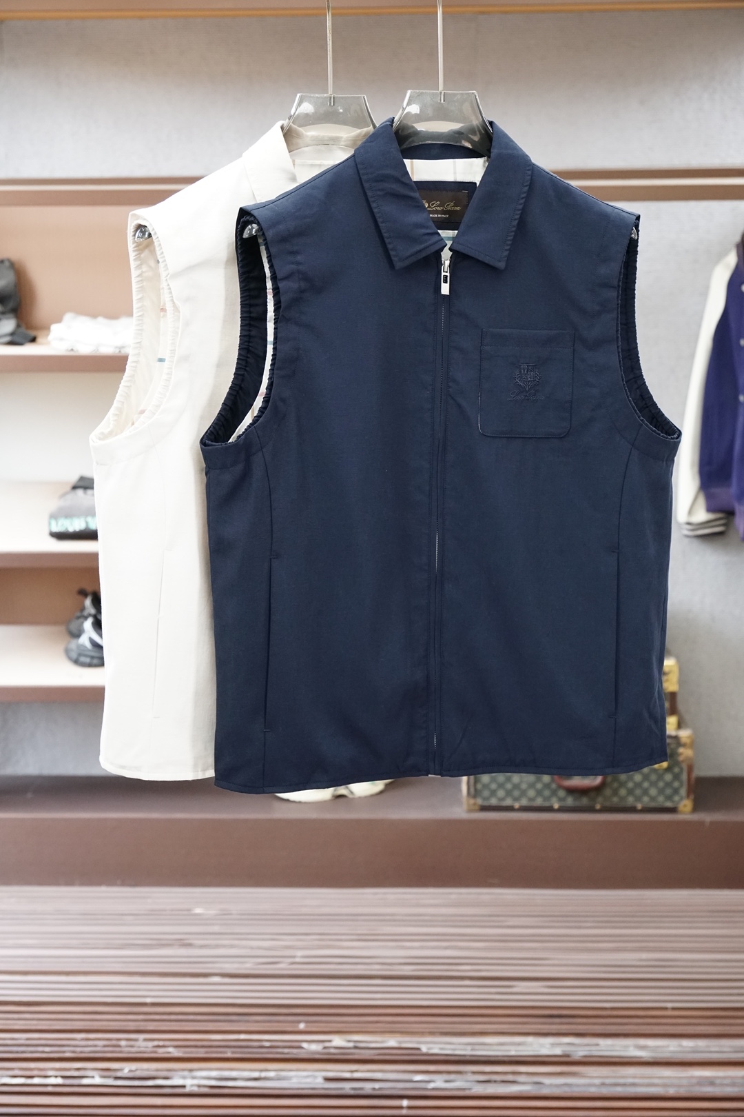 Loro Piana米白色立领马甲，简约大气，质感细腻。拉链开合设计，搭配小标刺绣，低调精致。版型宽松挺