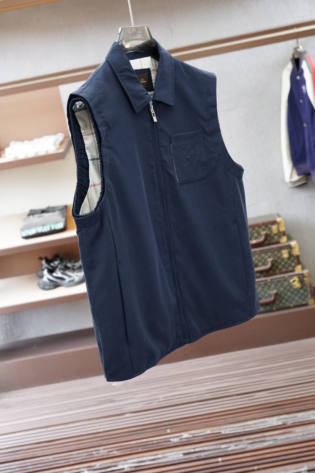 Loro Piana米白色立领马甲，简约大气，质感细腻。拉链开合设计，搭配小标刺绣，低调精致。版型宽松挺