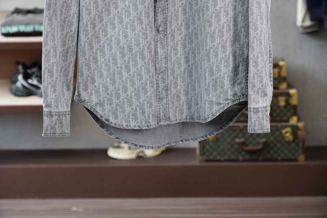 迪奥DIOR×KAWS联名 26春夏衬衫夹克棉混纺牛仔布Oblique满印衬衣式牛仔夹克外套，这款外套衬