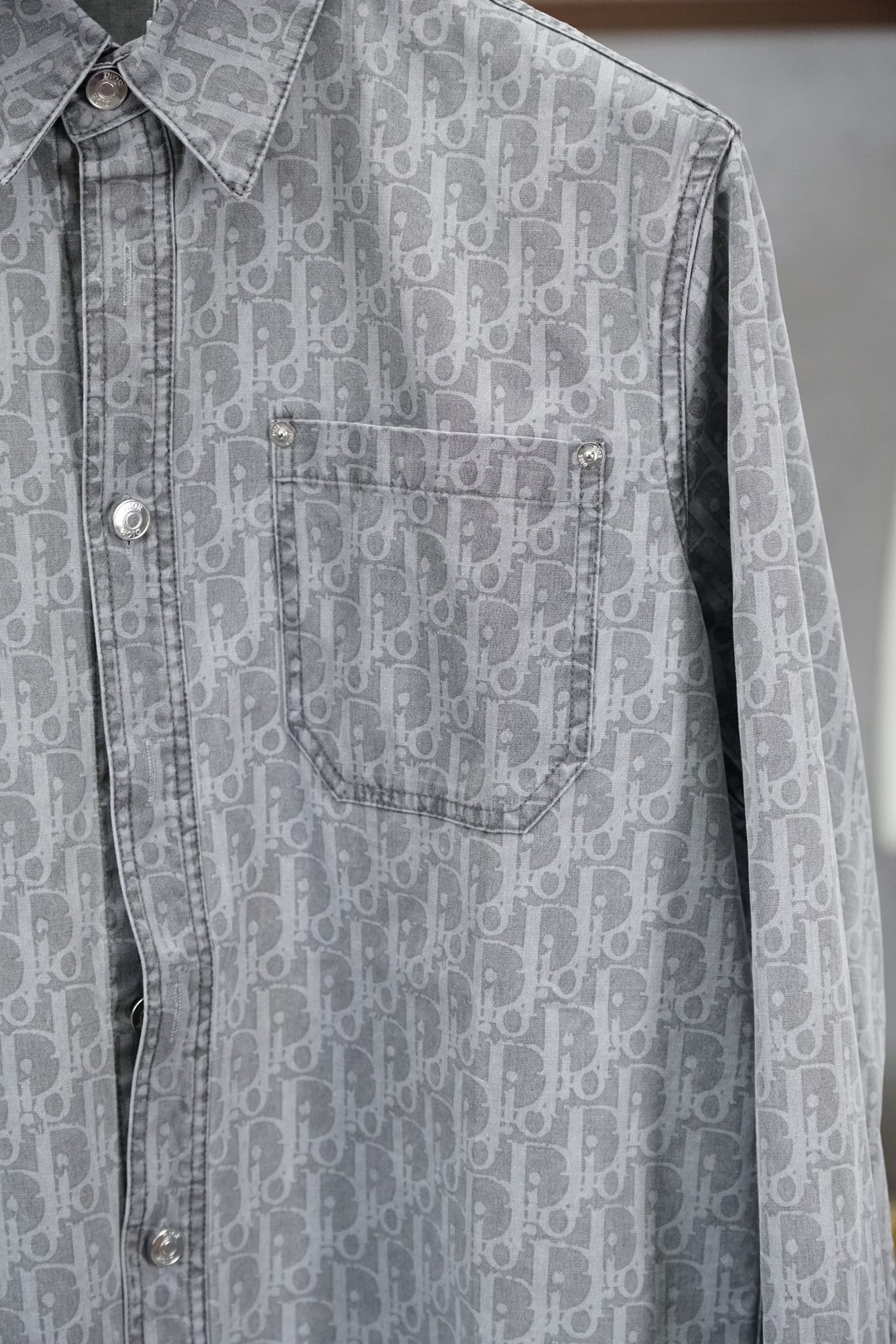 迪奥DIOR×KAWS联名 26春夏衬衫夹克棉混纺牛仔布Oblique满印衬衣式牛仔夹克外套，这款外套衬