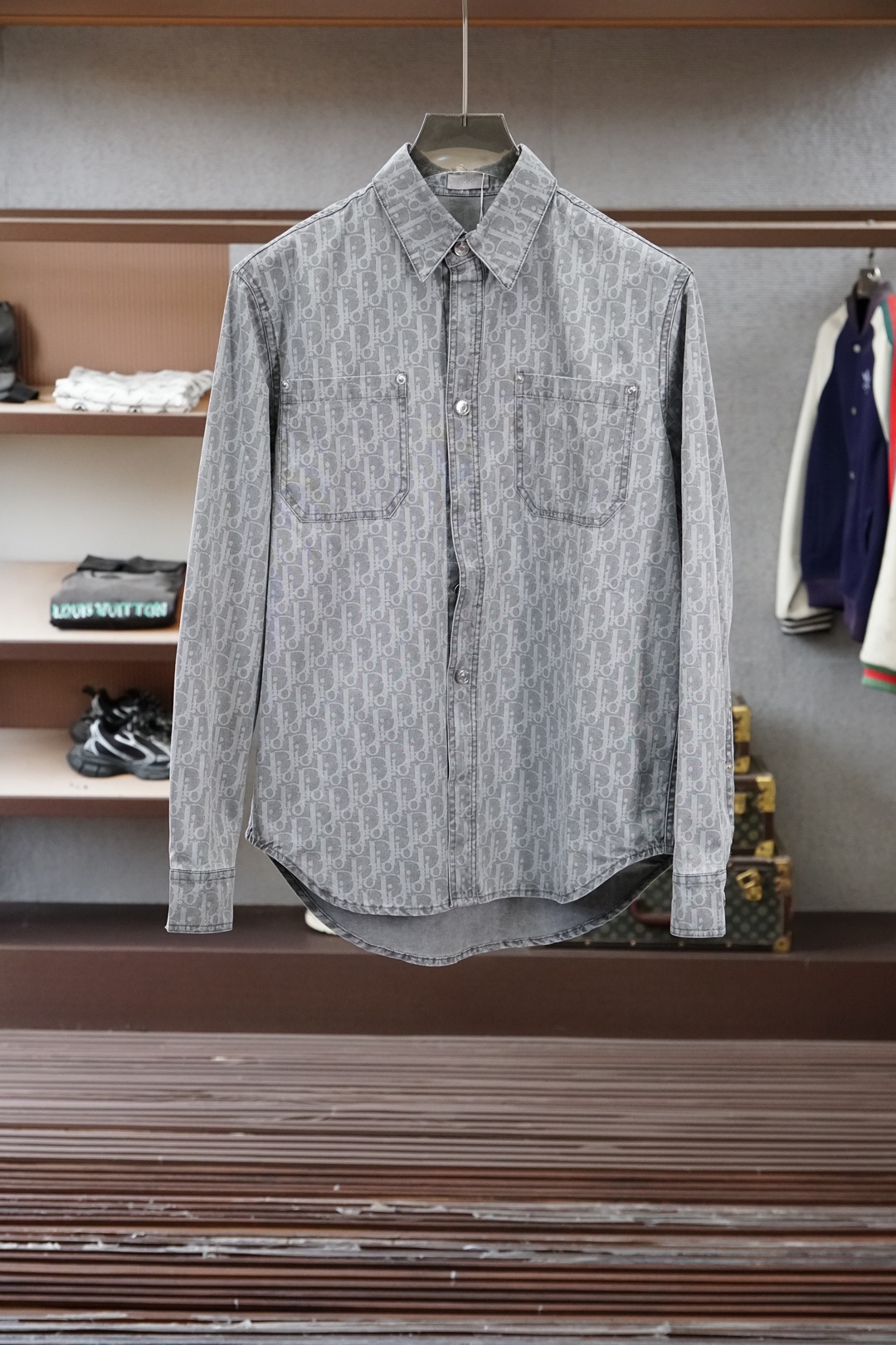 迪奥DIOR×KAWS联名 26春夏衬衫夹克棉混纺牛仔布Oblique满印衬衣式牛仔夹克外套，这款外套衬