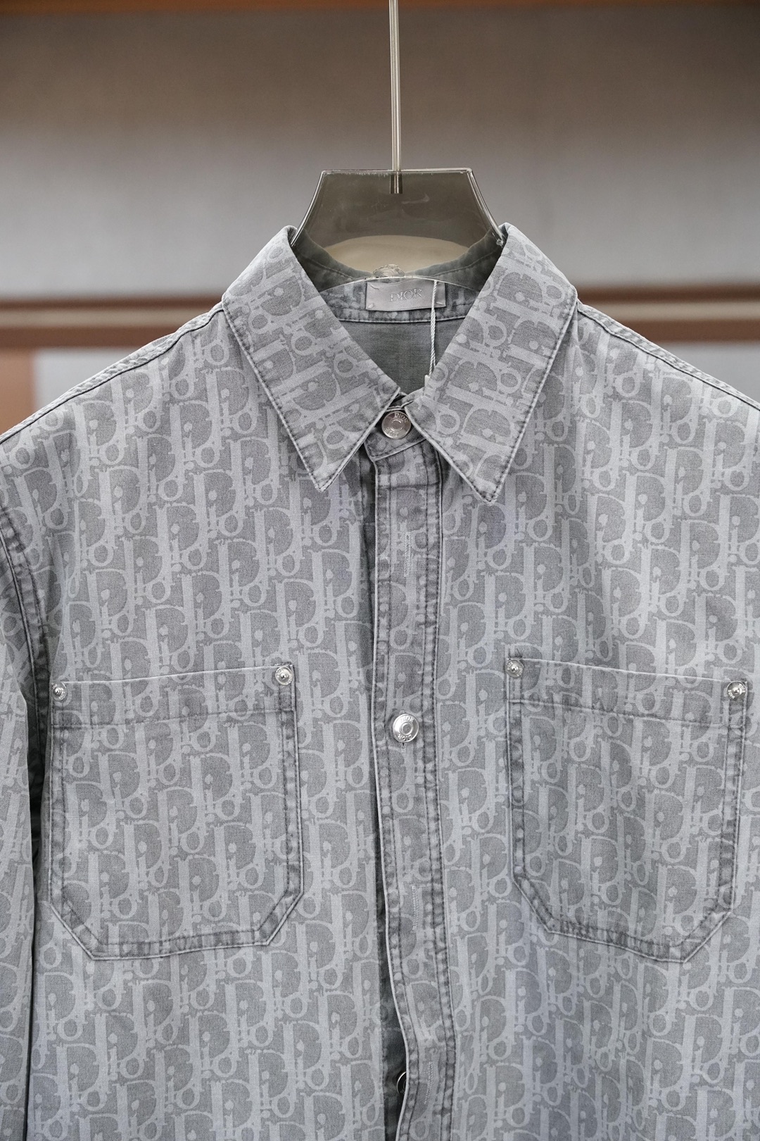 迪奥DIOR×KAWS联名 26春夏衬衫夹克棉混纺牛仔布Oblique满印衬衣式牛仔夹克外套，这款外套衬