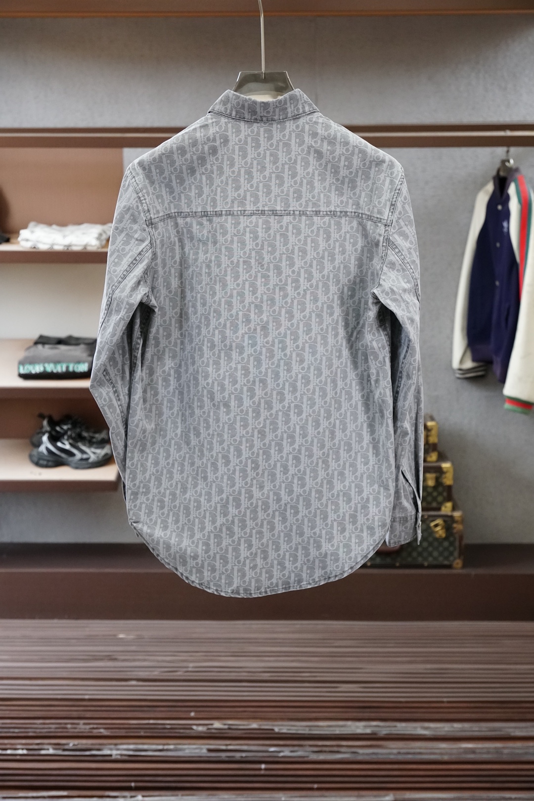 迪奥DIOR×KAWS联名 26春夏衬衫夹克棉混纺牛仔布Oblique满印衬衣式牛仔夹克外套，这款外套衬