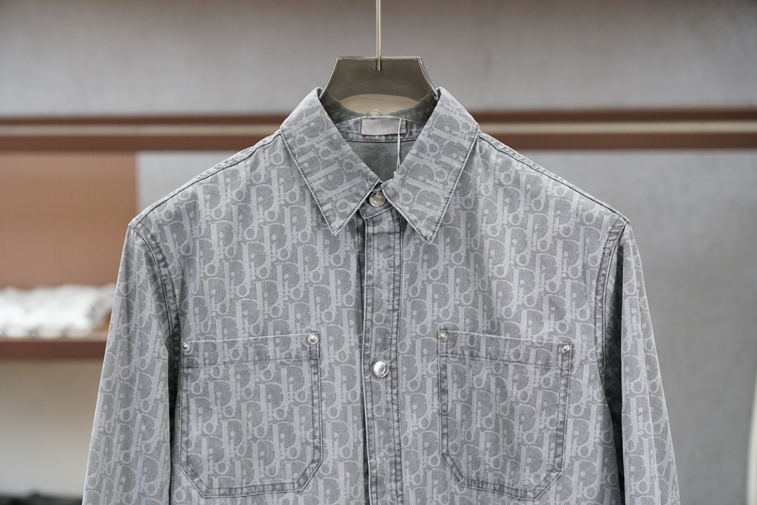 迪奥DIOR×KAWS联名 26春夏衬衫夹克棉混纺牛仔布Oblique满印衬衣式牛仔夹克外套，这款外套衬