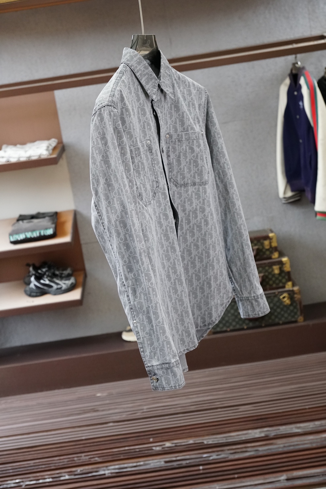 迪奥DIOR×KAWS联名 26春夏衬衫夹克棉混纺牛仔布Oblique满印衬衣式牛仔夹克外套，这款外套衬