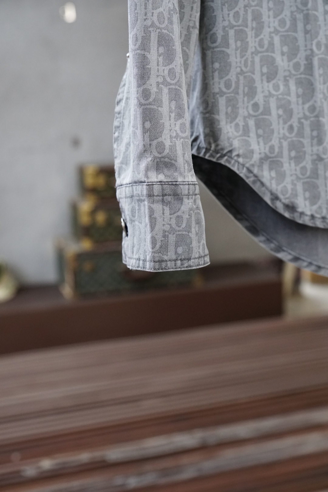 迪奥DIOR×KAWS联名 26春夏衬衫夹克棉混纺牛仔布Oblique满印衬衣式牛仔夹克外套，这款外套衬