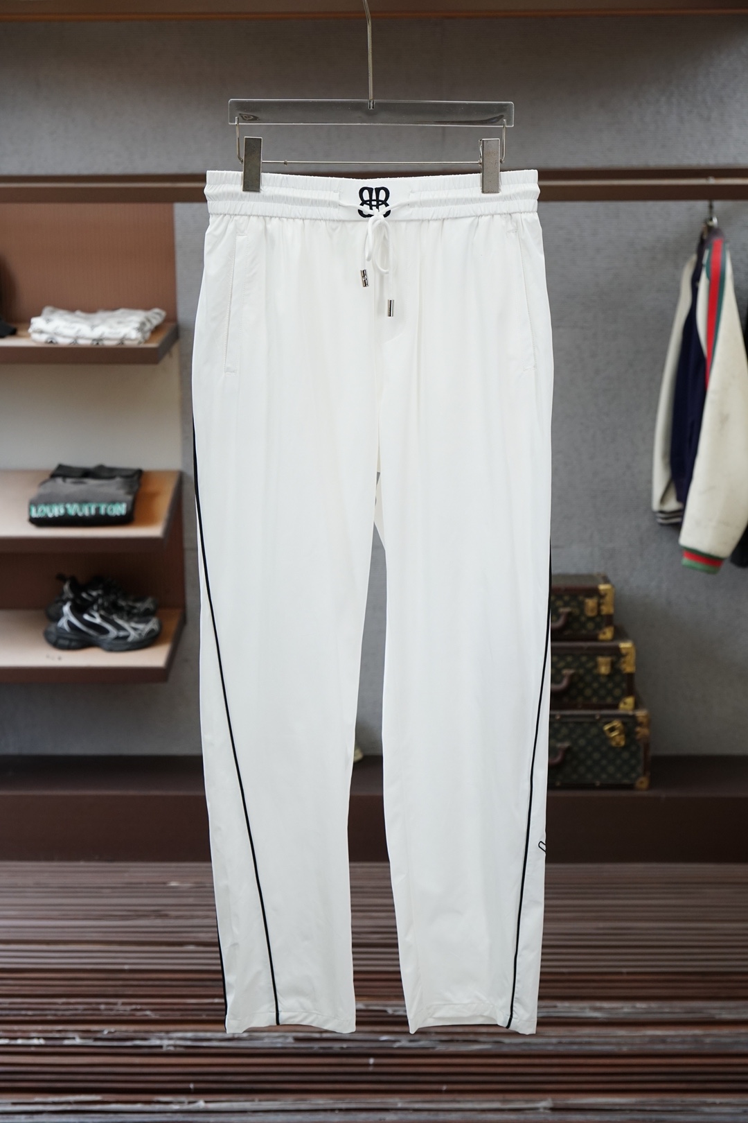 🌟🌟 巴黎世家-👄 夏款男士休闲裤👍细棉加氨纶面料休闲裤，最新款上身版型无敌正！绝对可以闭眼收的一款此款