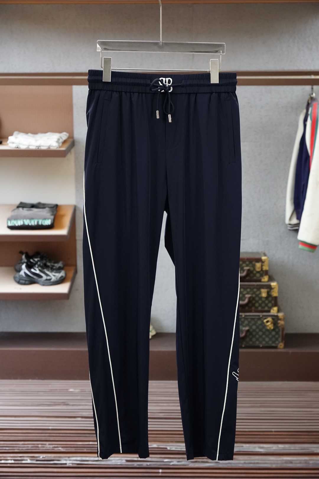 🌟🌟 巴黎世家-👄 夏款男士休闲裤👍细棉加氨纶面料休闲裤，最新款上身版型无敌正！绝对可以闭眼收的一款此款