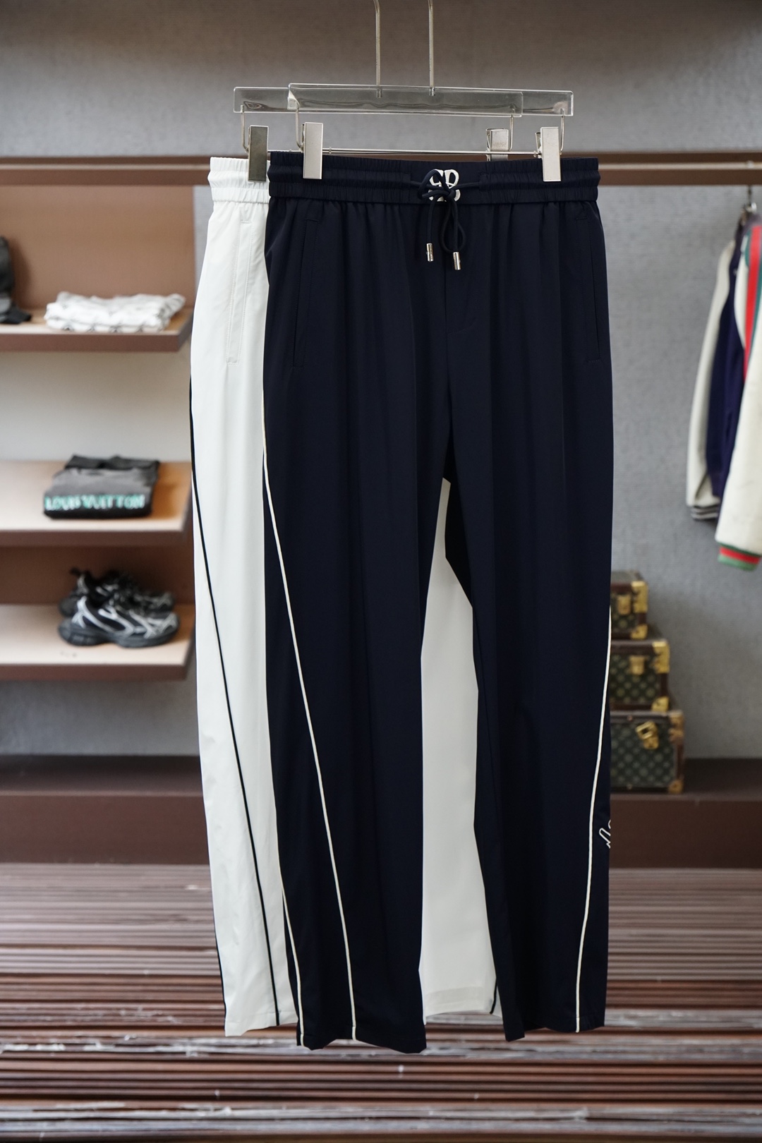 🌟🌟 巴黎世家-👄 夏款男士休闲裤👍细棉加氨纶面料休闲裤，最新款上身版型无敌正！绝对可以闭眼收的一款此款