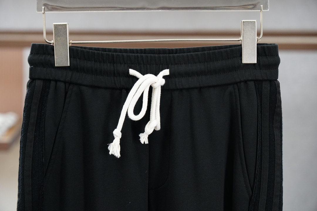 🌟🌟 LV-👄 夏款男士休闲裤👍细棉加氨纶面料休闲裤，最新款上身版型无敌正！绝对可以闭眼收的一款此款裤子